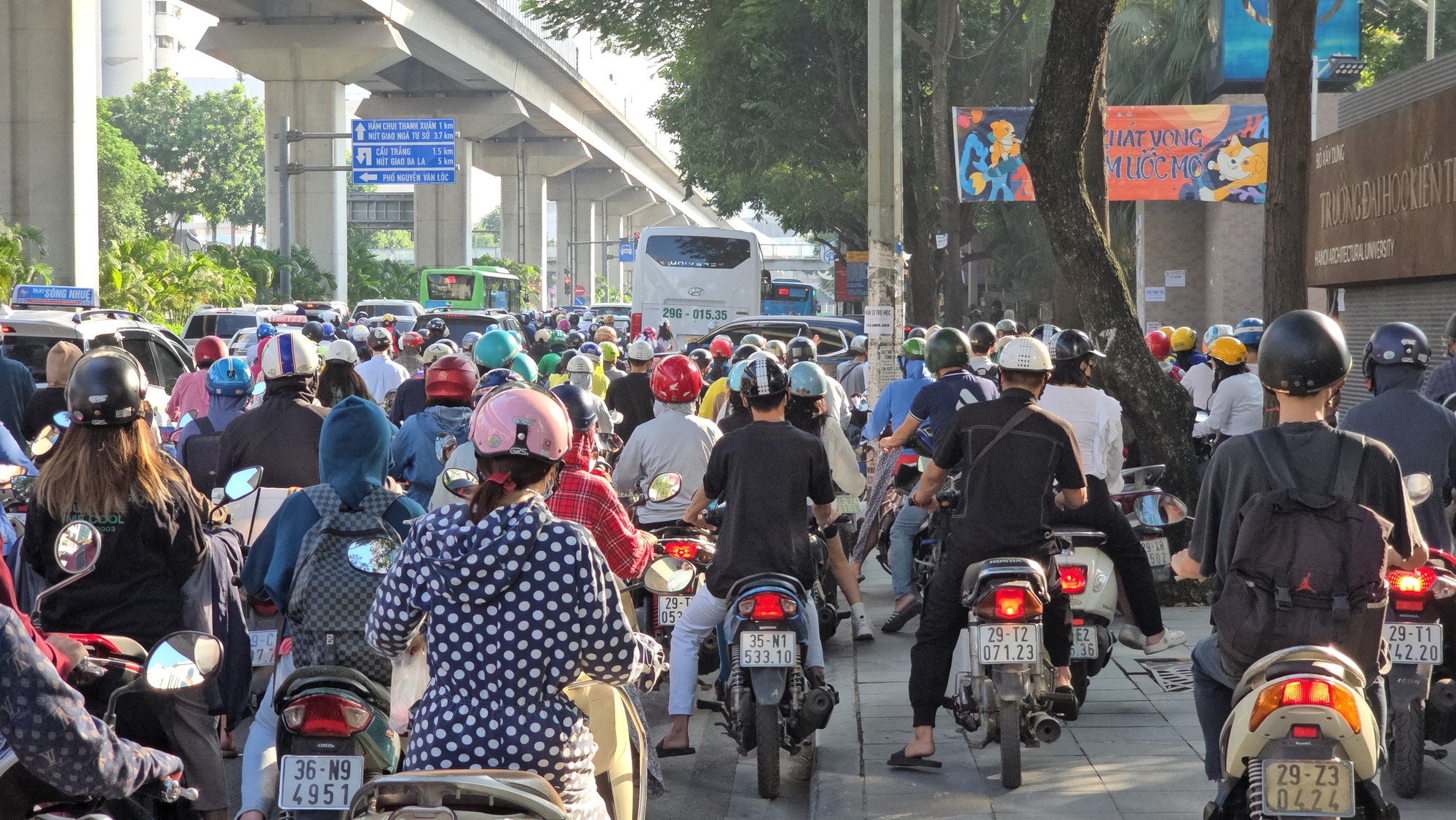 Ngày đầu tiên đi làm sau kỳ nghỉ lễ: Dòng xe chen cứng không một kẽ hở, người dân &quot;chôn chân&quot; trong nắng nóng- Ảnh 6.