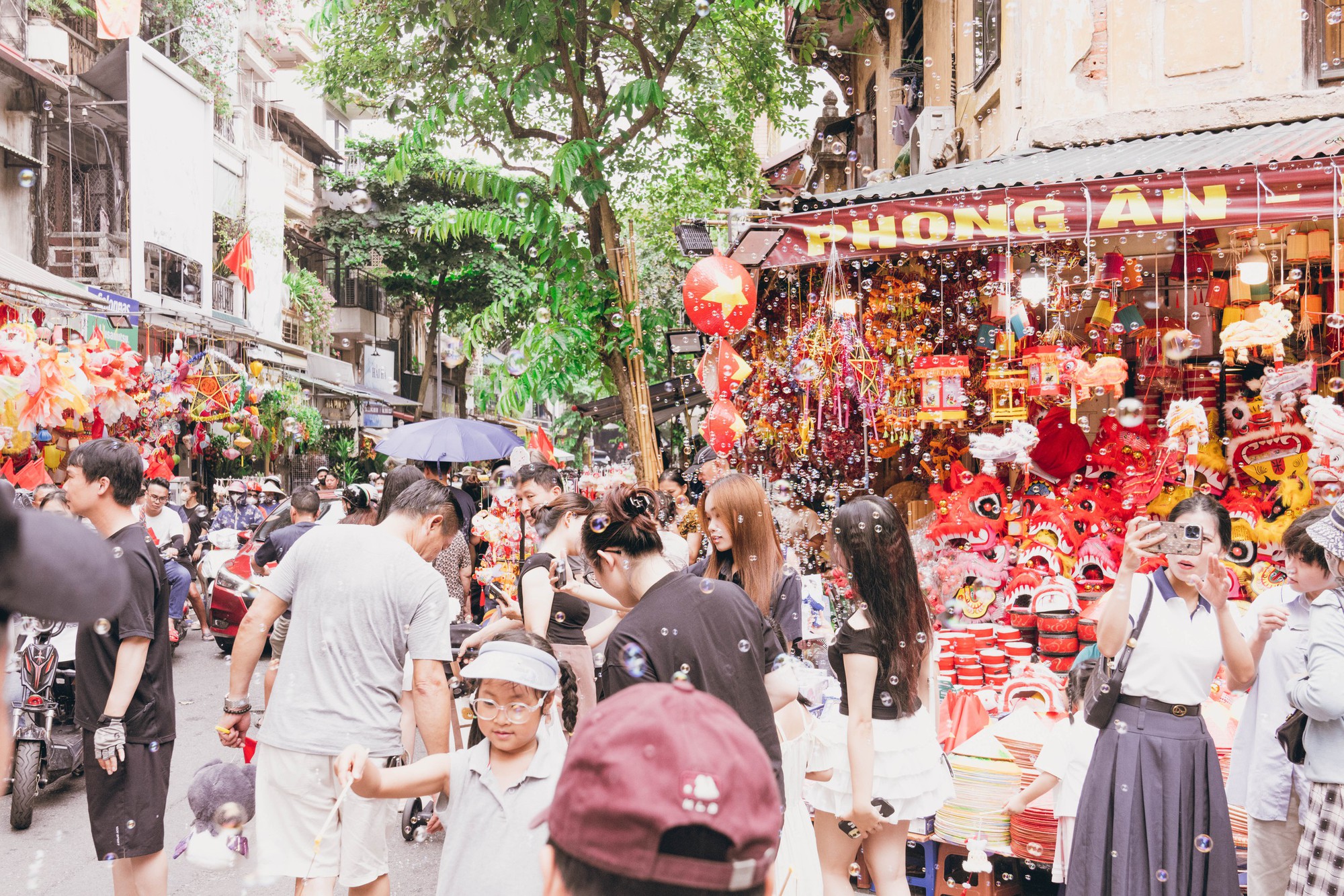 Các nàng thơ từ phố Phan Đình Phùng “chạy sô” sang Hàng Mã- Ảnh 1.