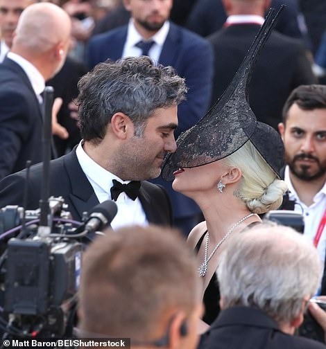 Lady Gaga diện đồ kỳ quái đến Venice - Ảnh 8.