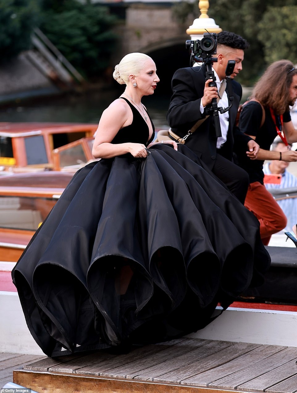 Lady Gaga diện đồ kỳ quái đến Venice - Ảnh 3.