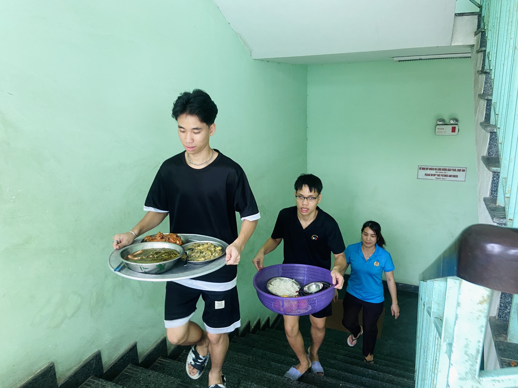 Các bé bị bạo hành ở Mái ấm Hoa Hồng đã có cuộc sống mới, nhìn bữa ăn cũng đủ ấm lòng!- Ảnh 8.