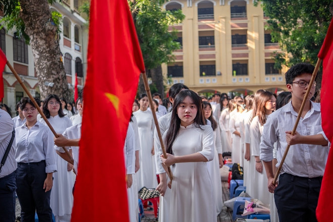 Khai giảng năm học mới rồi: Rất nhanh - gọn và chiếm spotlight nhất vẫn là dàn nữ sinh trong tà áo dài trắng! - Ảnh 6.