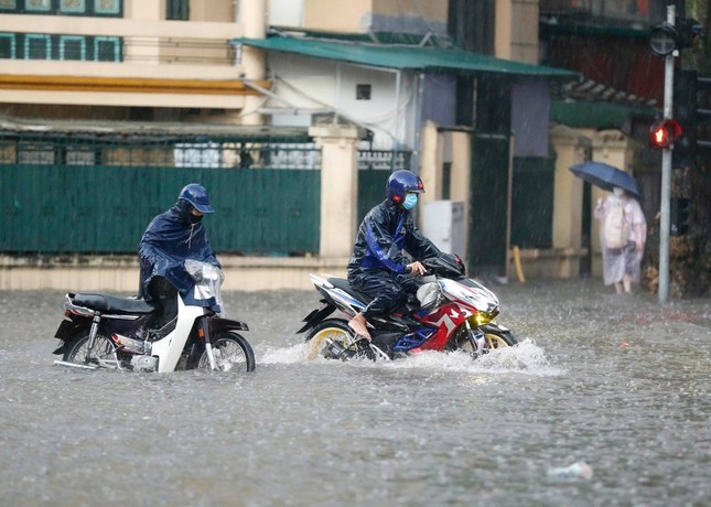 Siêu bão YAGI giật trên cấp 17 ảnh hưởng đến Hà Nội thế nào? - Ảnh 1.