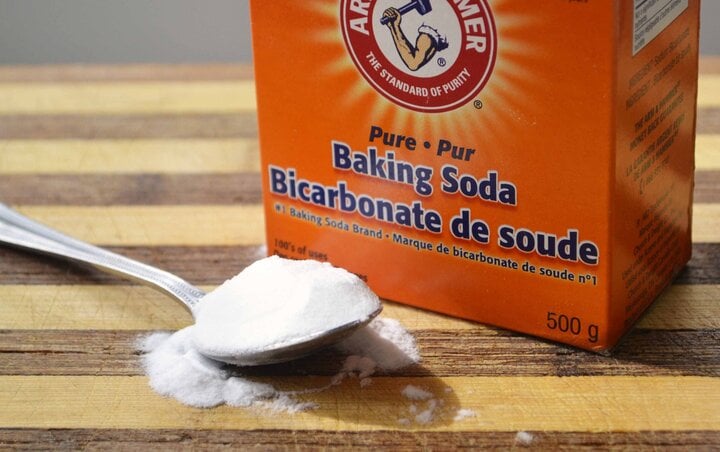 Mẹo tẩy sạch dầu mỡ lưu cữu trong nồi chiên không dầu bằng baking soda - Ảnh 2.