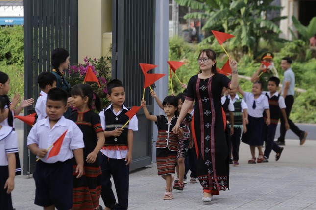 Sáng nay, hơn 23 triệu học sinh khai giảng năm học mới - Ảnh 20.