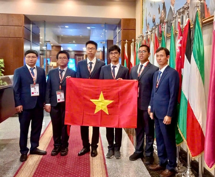 Một trường chuyên có 4 học sinh cùng giành huy chương Olympic Tin học quốc tế - Ảnh 1.