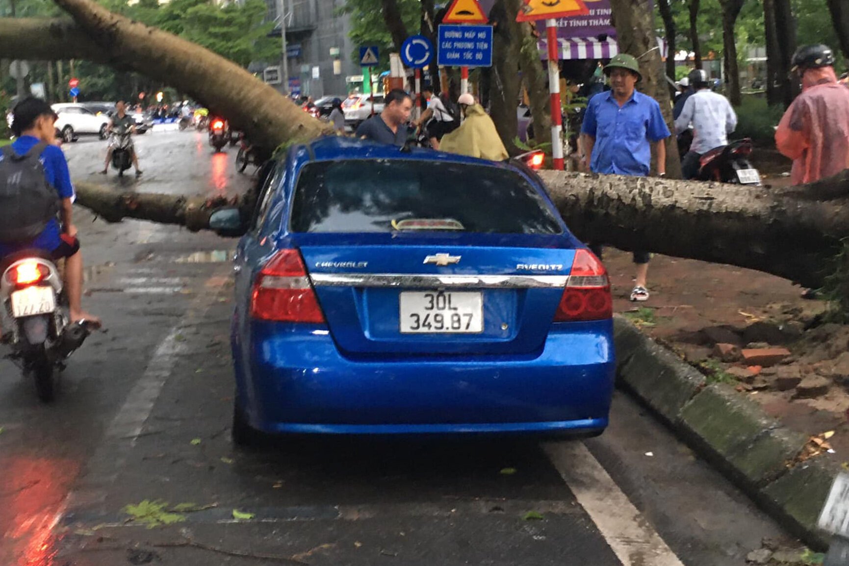 Hà Nội: Ảnh hưởng siêu bão Yagi, cây đổ khiến tường sập, ô tô bẹp dúm trên đường - Ảnh 12.