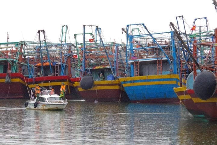 TRỰC TIẾP: Siêu bão Yagi chưa đổ bộ, Hà Nội đã mưa lớn, cây đổ đè chết người - Ảnh 10.