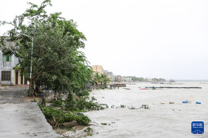 Trung Quốc: Đảo Hải Nam mưa gió mịt mù khi siêu bão Yagi đổ bộ - Ảnh 3.