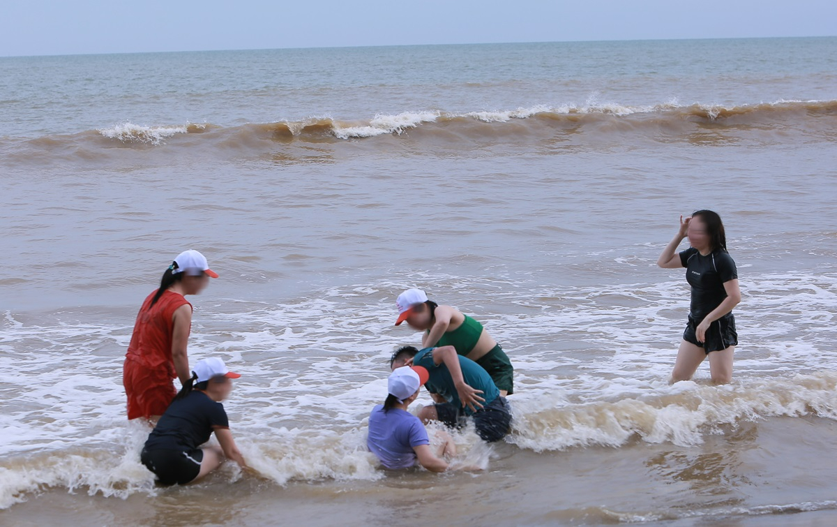 Đã cấm biển ứng phó siêu bão Yagi, du khách vẫn vô tư tắm, cưỡi ca-nô ở biển Sầm Sơn- Ảnh 1.