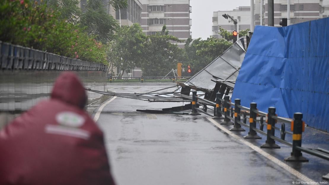 Những hình ảnh không tưởng khi siêu bão Yagi quần thảo Trung Quốc: Người bị thổi bay, toàn bộ cửa kính 