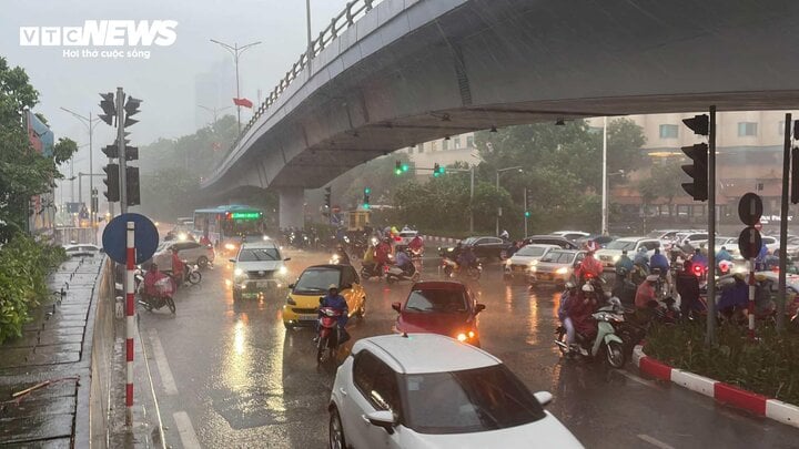 TRỰC TIẾP: Siêu bão Yagi chưa đổ bộ, Hà Nội đã mưa lớn, cây đổ đè chết người - Ảnh 2.