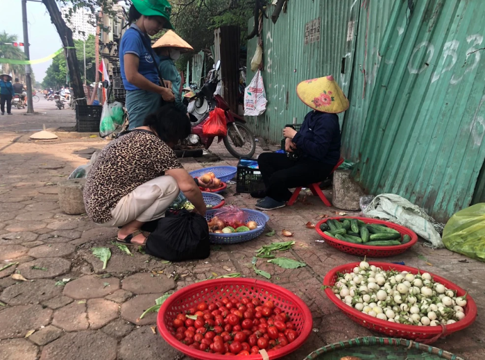 Người Hà Nội tích thực phẩm trước giờ siêu bão đổ bộ: Chợ hết đồ, siêu thị chủ động dự trữ thêm 30% hàng hóa- Ảnh 1.