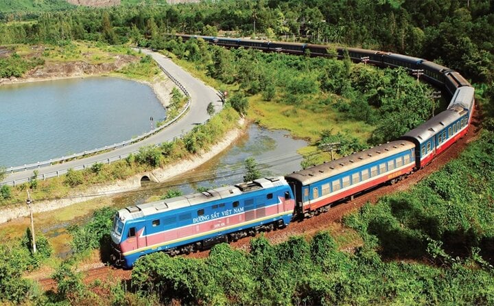 TRỰC TIẾP: Siêu bão Yagi chưa đổ bộ, Hà Nội đã mưa lớn, cây đổ đè chết người - Ảnh 6.