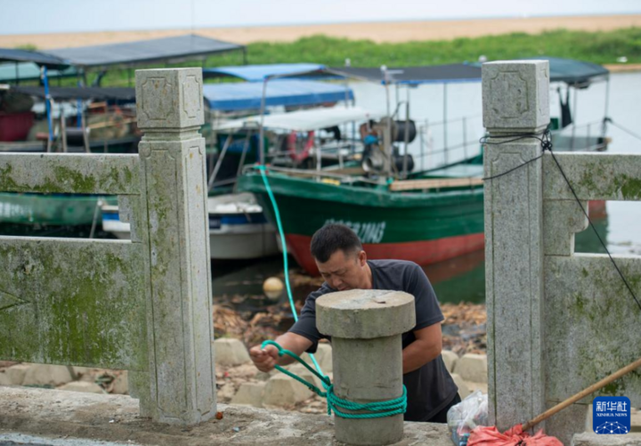 Chống siêu bão Yagi: Dân Trung Quốc đắp bao cát, ra sức ngăn 'những kẻ săn bão' - Ảnh 4.