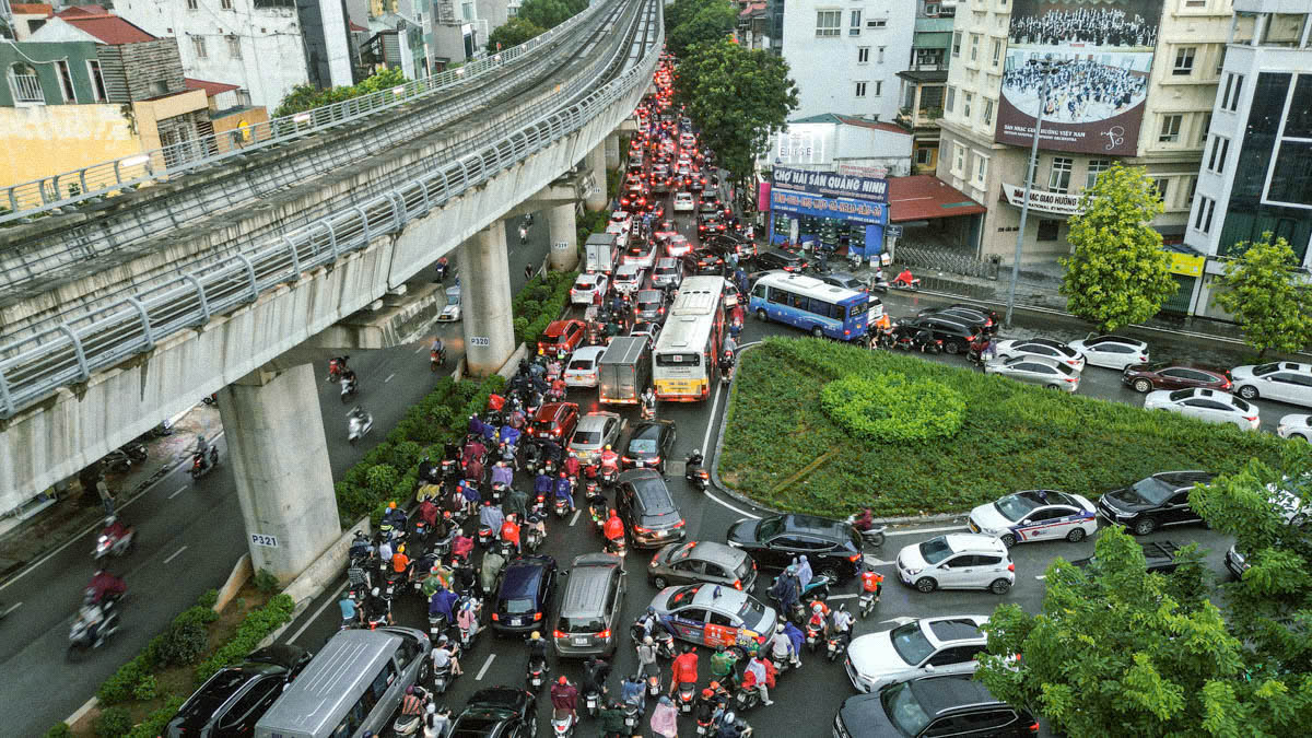 Hà Nội tắc đường kinh hoàng sau cơn mưa lớn trước khi siêu bão Yagi đổ bộ - Ảnh 10.