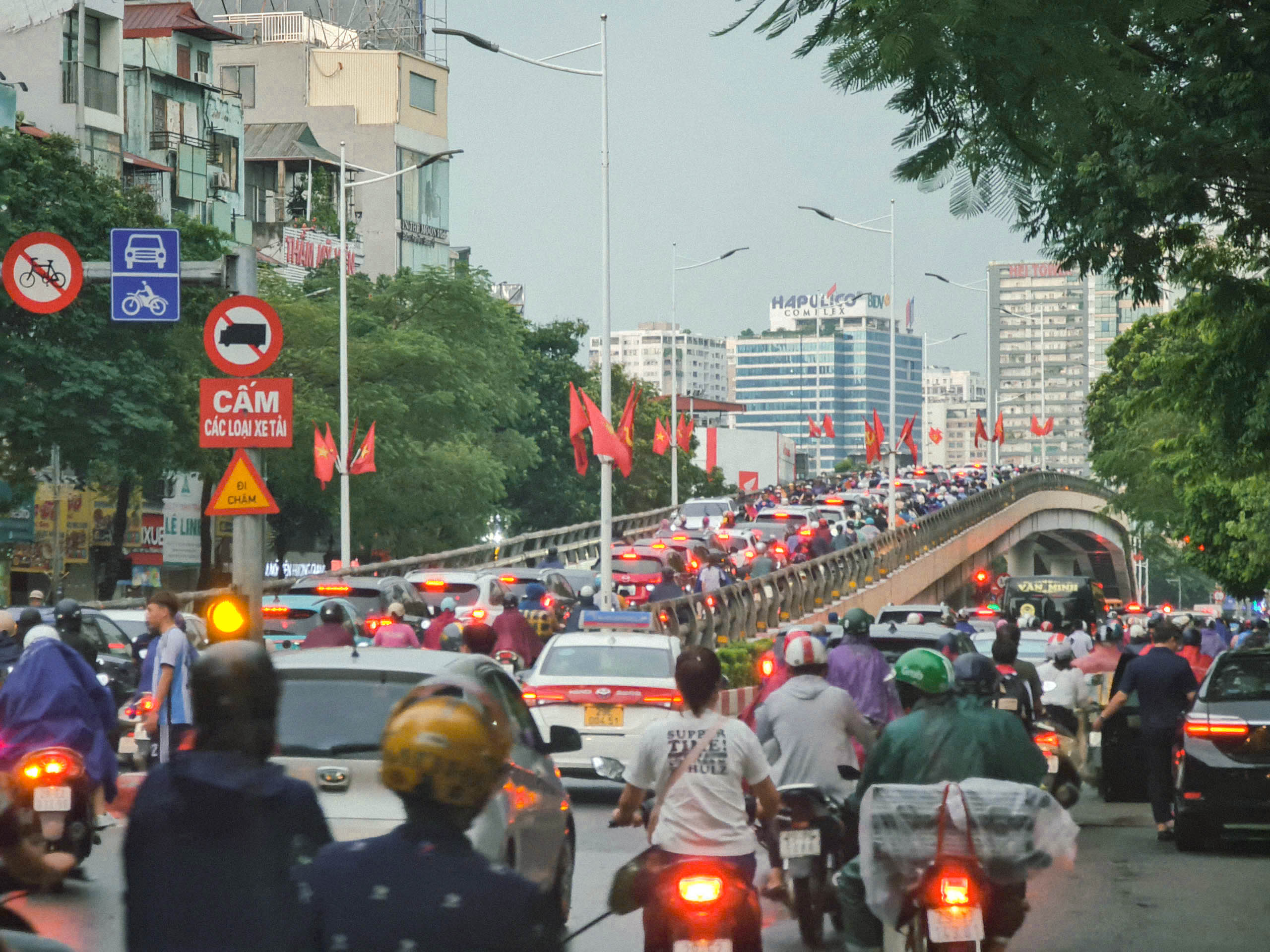 Hà Nội tắc đường kinh hoàng sau cơn mưa lớn trước khi siêu bão Yagi đổ bộ - Ảnh 8.