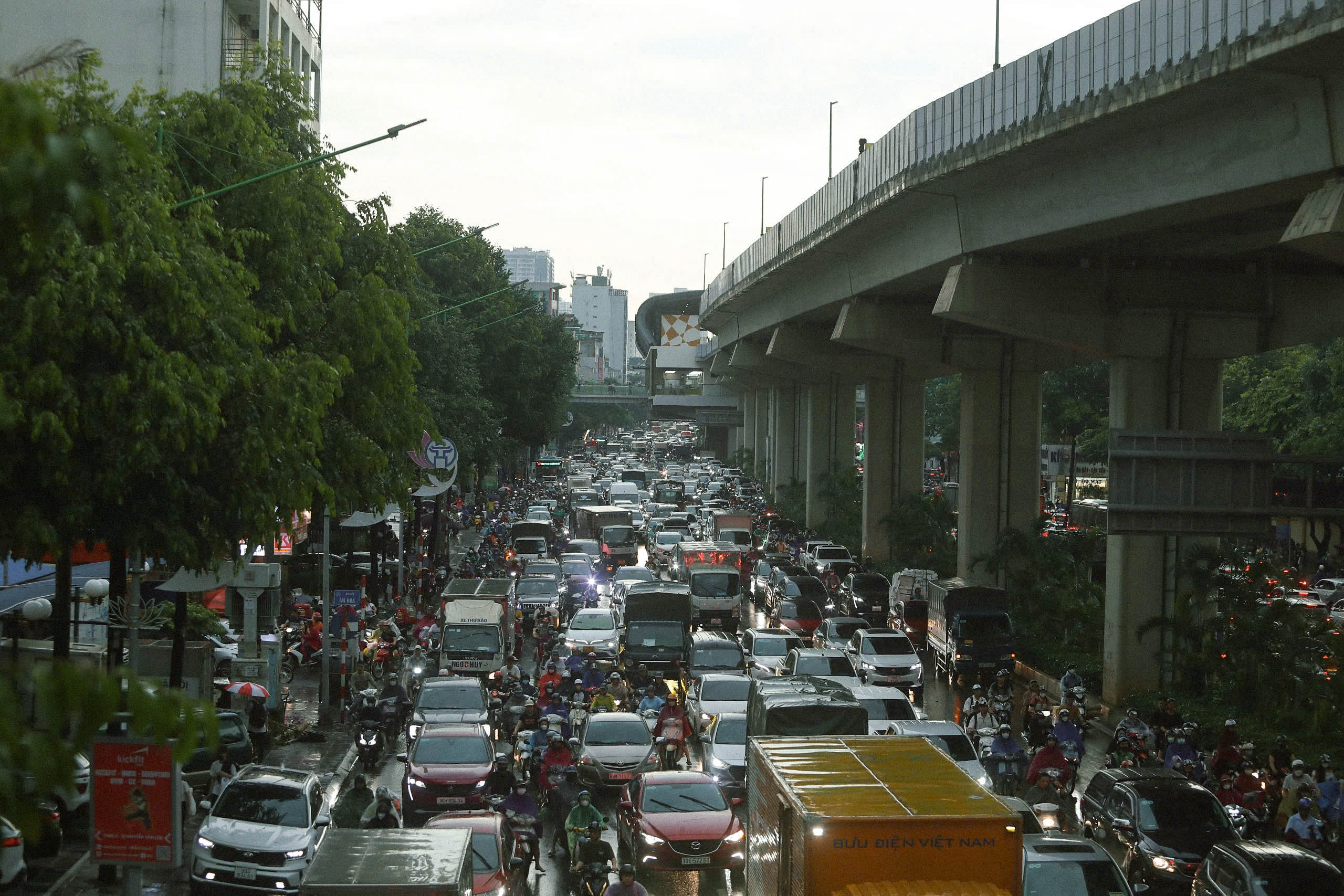 Hà Nội tắc đường kinh hoàng sau cơn mưa lớn trước khi siêu bão Yagi đổ bộ - Ảnh 9.