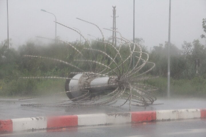 TRỰC TIẾP: Bão Yagi áp sát Quảng Ninh, mưa gió giật kinh khủng, cây đổ la liệt - Ảnh 12.