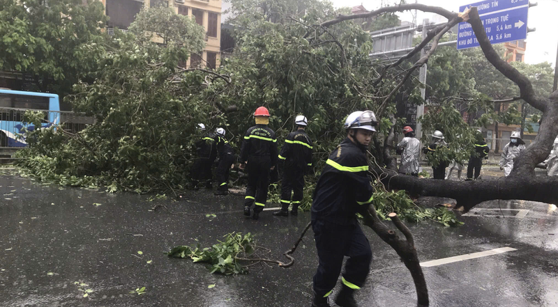 KHÓ HIỂU: Bão Yagi đổ bộ, có người vẫn ra đường tập thể dục, lao thẳng thẳng tâm bão đi du lịch?! - Ảnh 9.