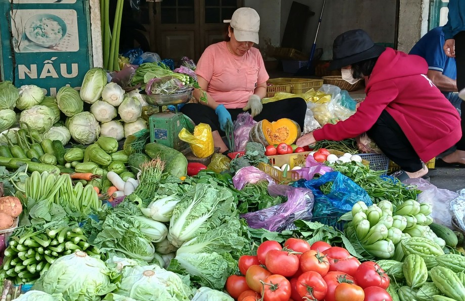 Chợ và siêu thị Hà Nội đầy ắp thực phẩm, đa dạng và tươi rói phục vụ người tiêu dùng - Ảnh 1.