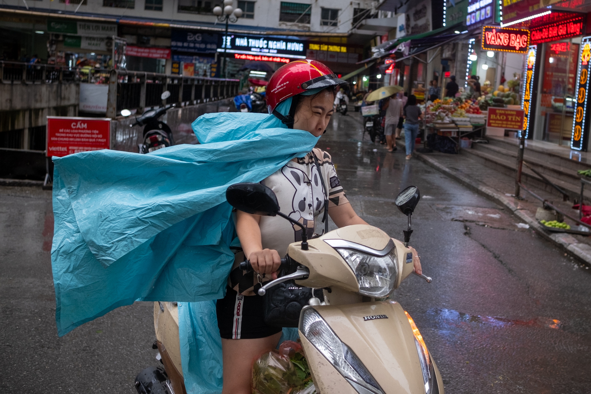 Hà Nội trước khi bão YAGI đổ bộ: Đường phố vắng vẻ, mưa gió tạt mạnh khiến người dân gồng mình chống chọi- Ảnh 6.