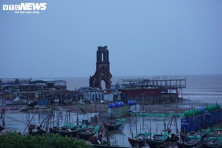 TRỰC TIẾP: Bão Yagi áp sát Quảng Ninh, mưa gió giật kinh khủng, cây đổ la liệt - Ảnh 27.