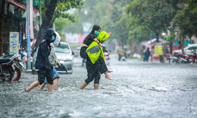 QUAN TRỌNG: Siêu bão Yagi đổ bộ, sinh viên ở trọ tại Hà Nội cần biết ngay những điều này- Ảnh 1.