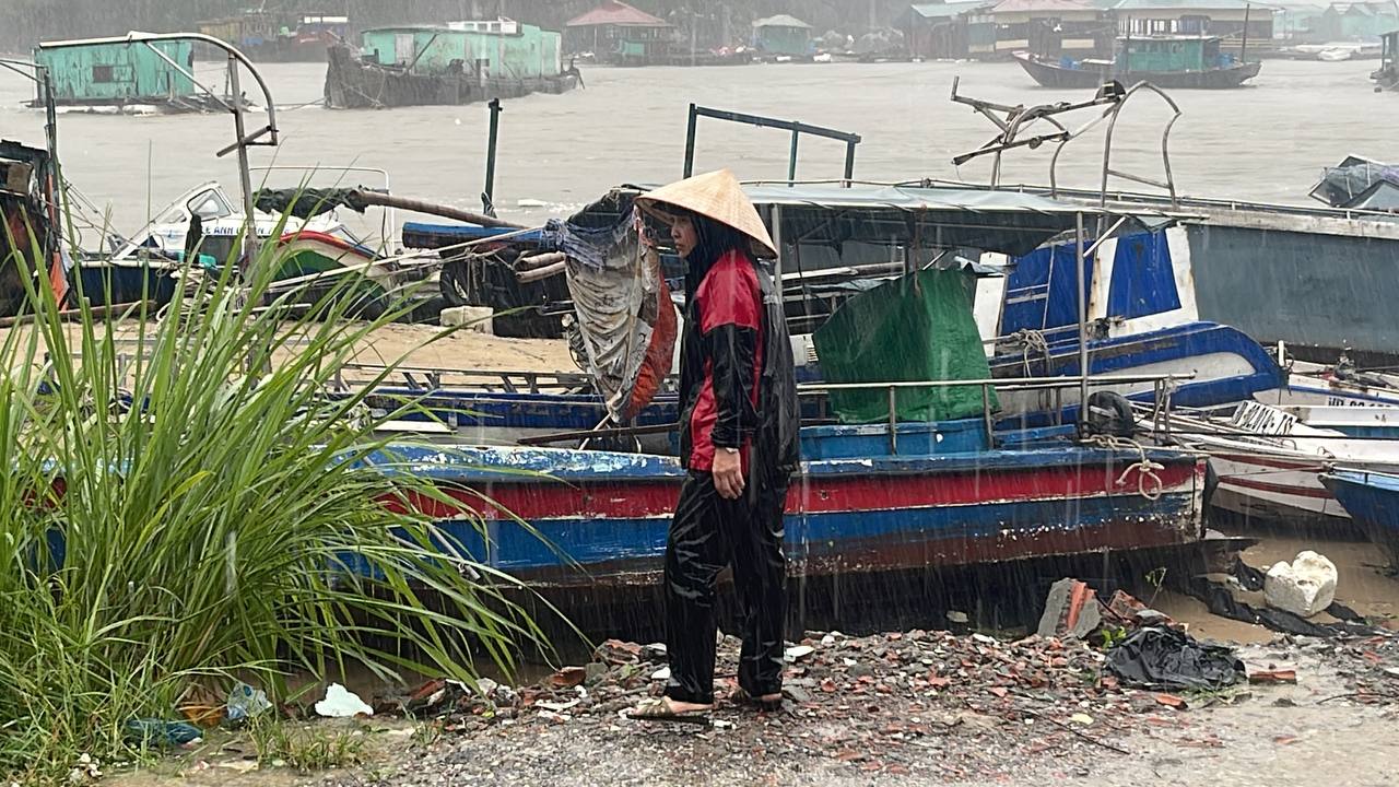 Người mẹ đau đáu nhìn về biển sau cơn bão ở Quảng Ninh: &quot;Giờ tôi không biết con trai và chiếc thuyền đang ở đâu&quot;- Ảnh 4.