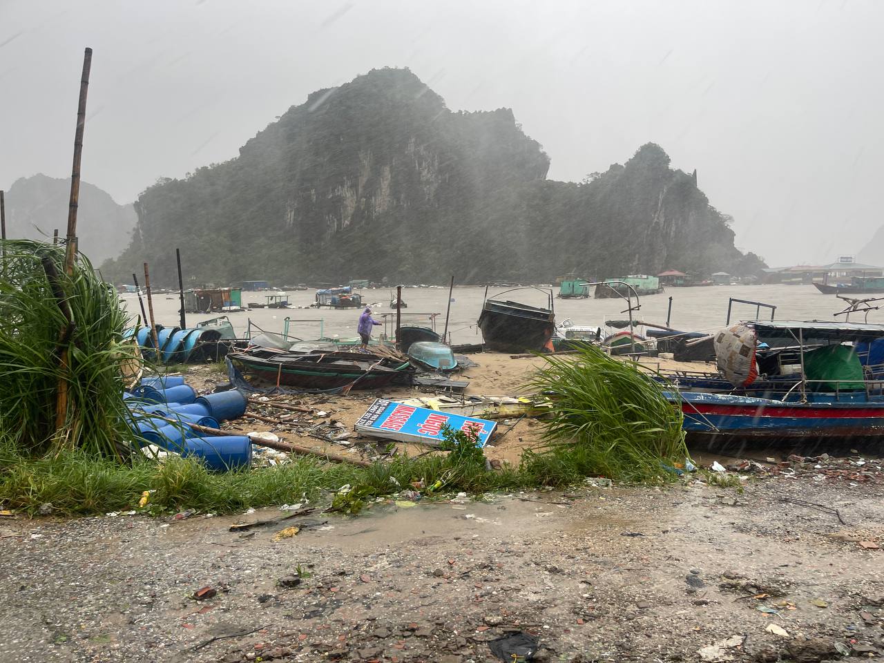 Người mẹ đau đáu nhìn về biển sau cơn bão ở Quảng Ninh: "Giờ tôi không biết con trai và chiếc thuyền đang ở đâu"- Ảnh 3.