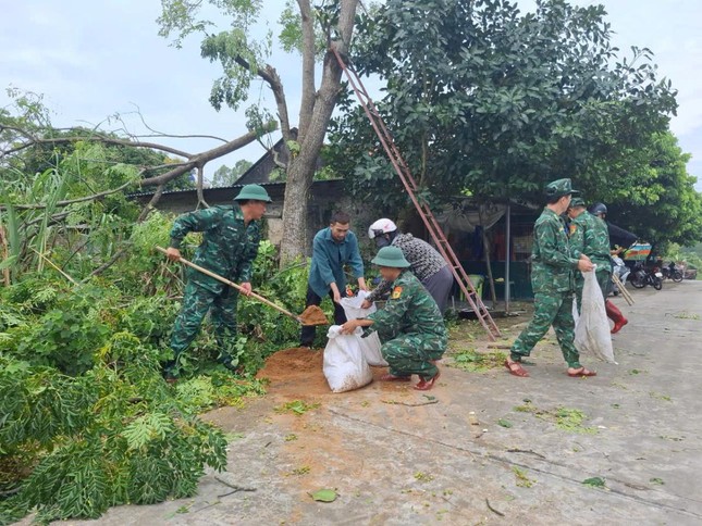 Bão số 3 làm 5 xà lan, thuyền nhỏ bị chìm, nhiều nơi ở Quảng Ninh, Hải Phòng mất điện - Ảnh 2.