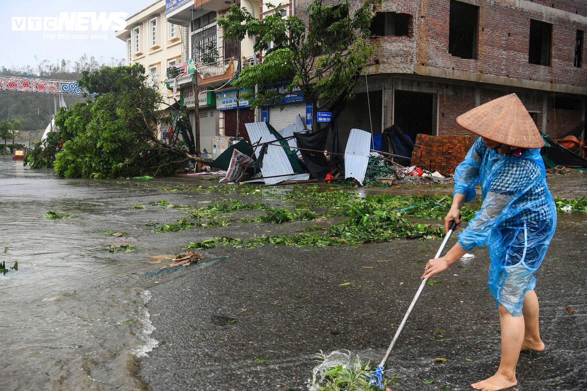 Dân Quảng Ninh kể lại phút kinh hoàng bão Yagi quét qua 'mái tôn ầm ập bay như diều' - Ảnh 7.