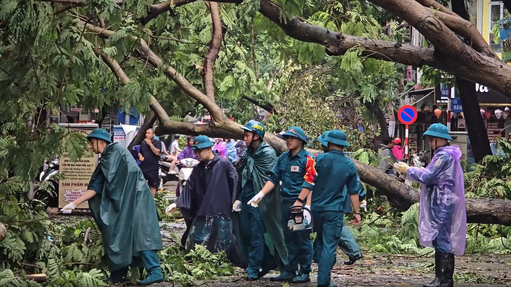 Người dân Hà Nội thẫn thờ trước khung cảnh buổi sáng của Thủ đô sau đêm bão Yagi quần thảo- Ảnh 33.