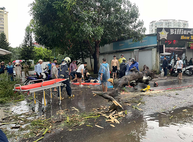 Chồng nạn nhân bị cây đè tử vong ở Hà Nội: &quot;Tôi dặn vợ nếu mưa to quá thì mai hãy về&quot; - Ảnh 3.