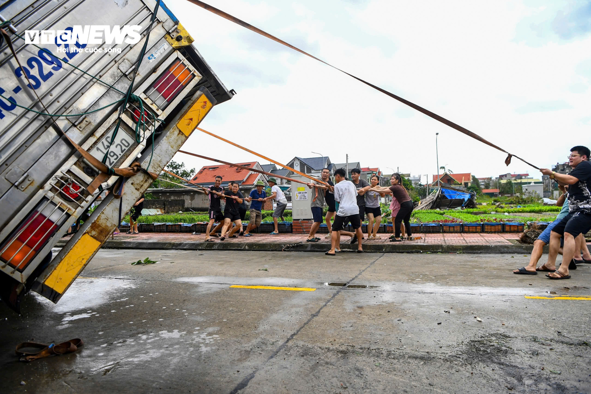 Gia đình ở TP Cẩm Phả thoát chết trong gang tấc khi cột điện đè giữa nhà - Ảnh 19.