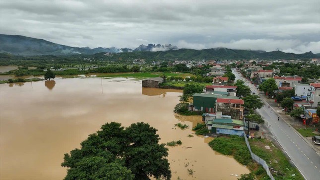 Giải cứu vợ chồng thai phụ thoát khỏi dòng nước lũ ở Hòa Bình - Ảnh 1.