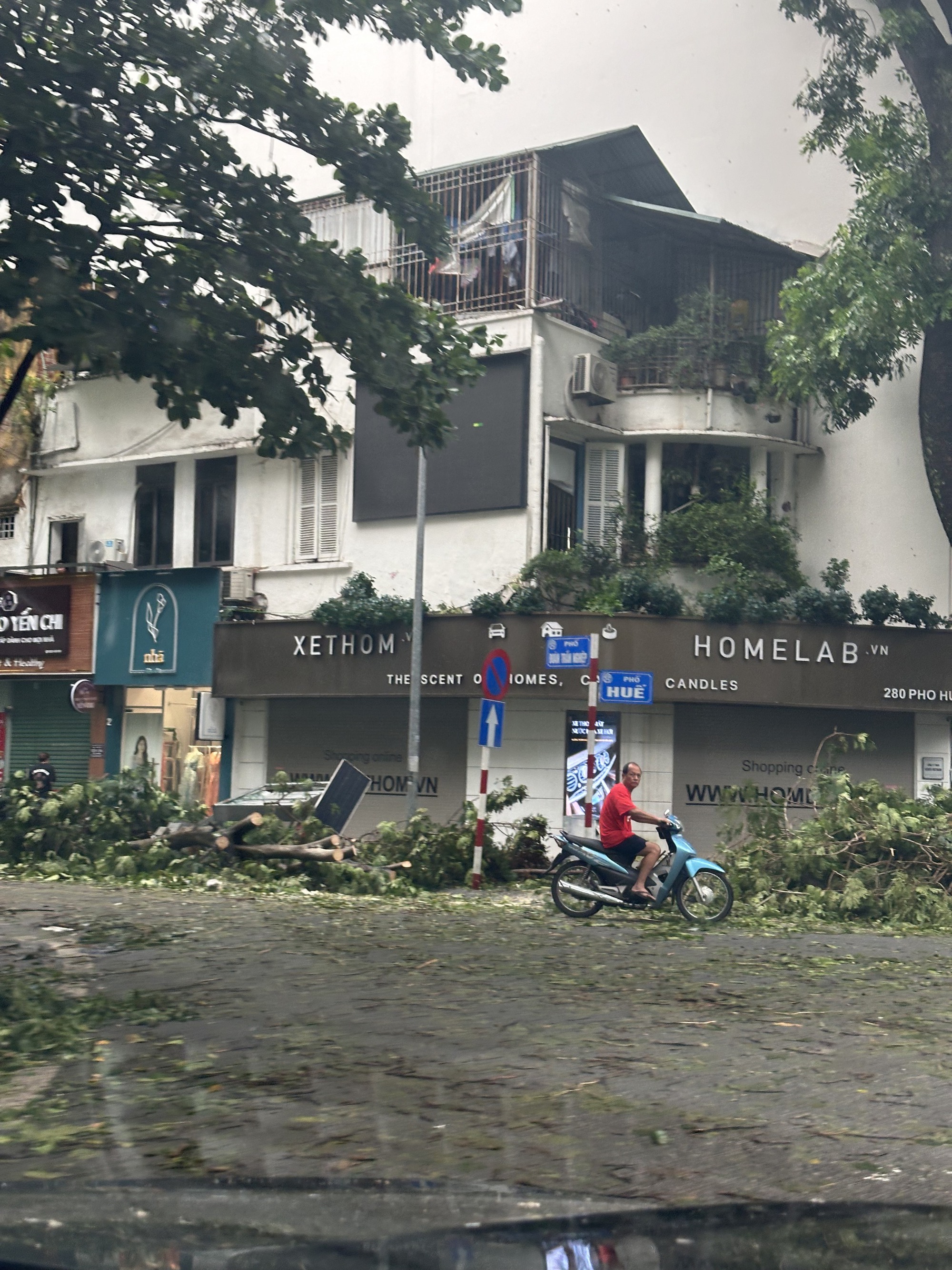 Người dân Hà Nội thẫn thờ trước khung cảnh buổi sáng của Thủ đô sau đêm bão Yagi quần thảo- Ảnh 18.