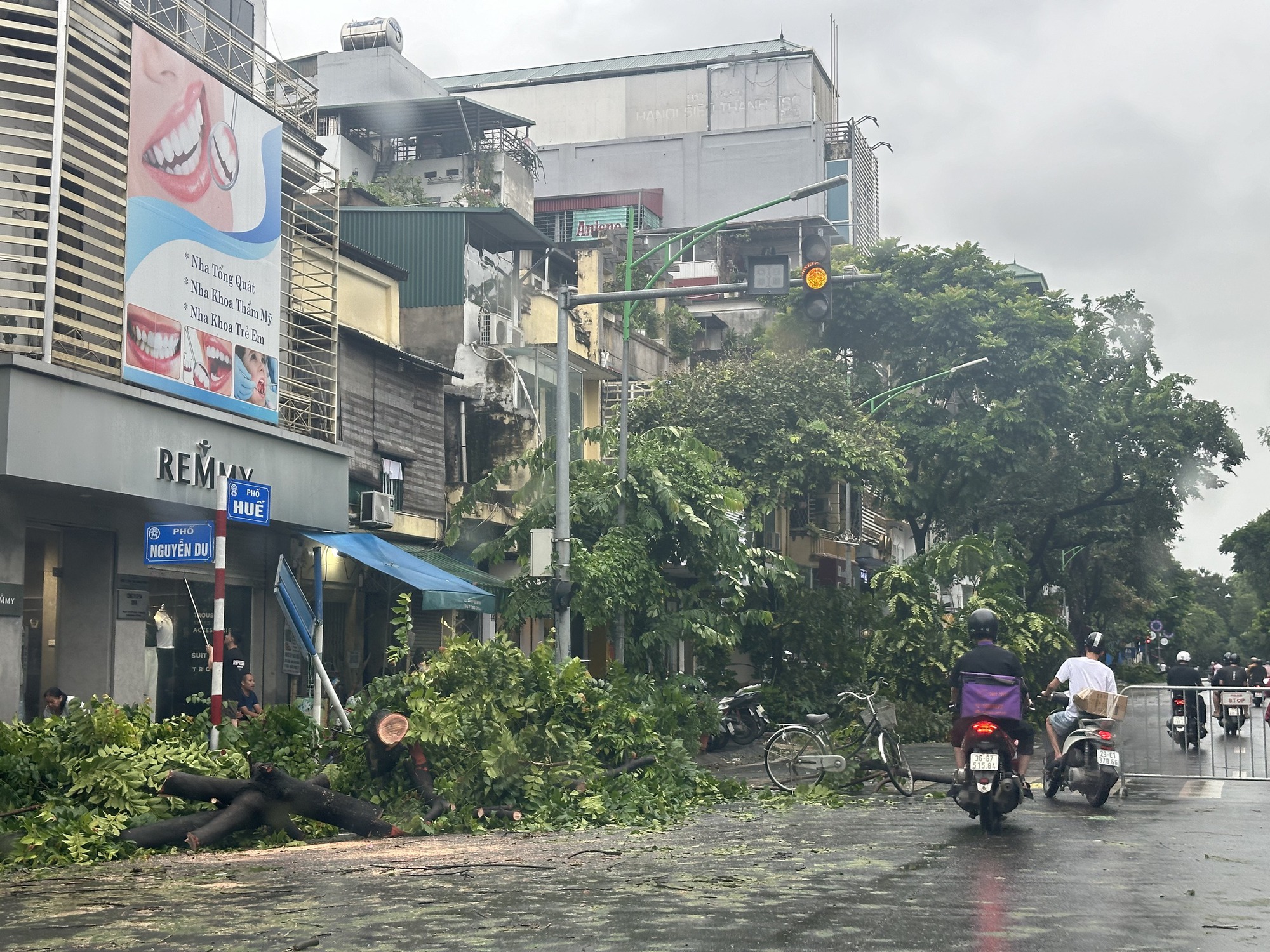 Người dân Hà Nội thẫn thờ trước khung cảnh buổi sáng của Thủ đô sau đêm bão Yagi quần thảo- Ảnh 22.