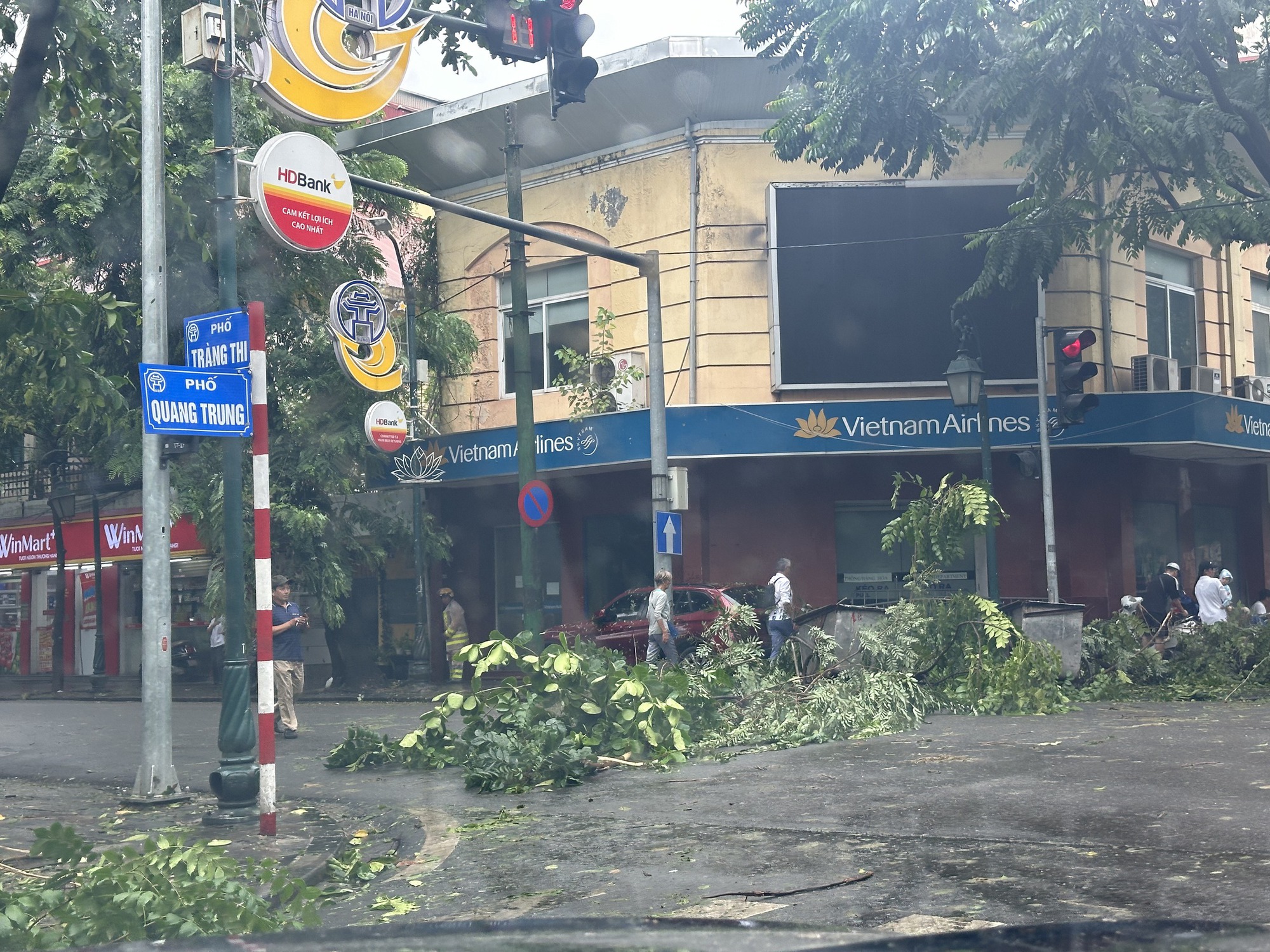 Người dân Hà Nội thẫn thờ trước khung cảnh buổi sáng của Thủ đô sau đêm bão Yagi quần thảo- Ảnh 14.