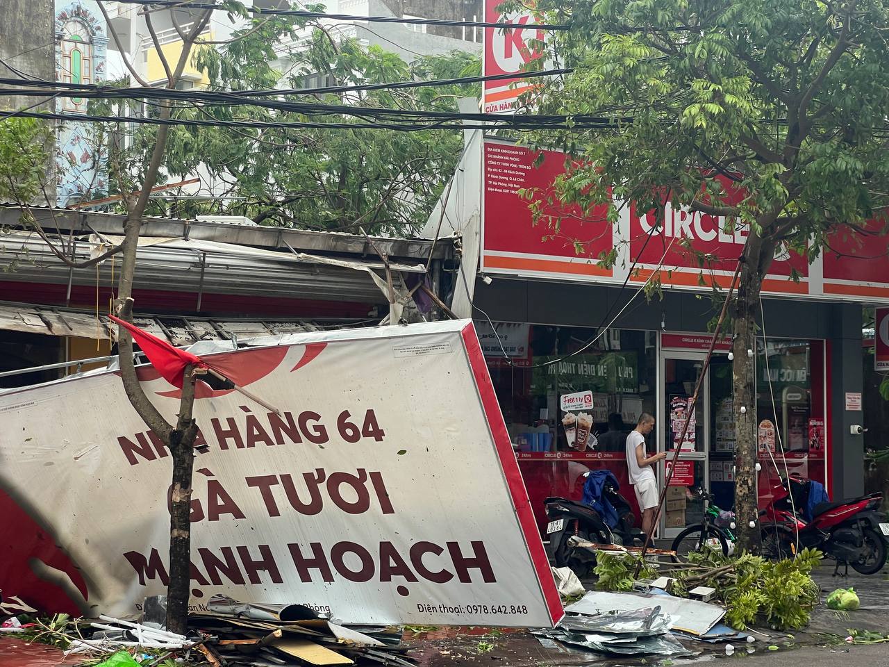 Người đàn ông bật khóc trong căn nhà bị bão YAGI càn quét trơ khung, hàng xóm xót xa: 