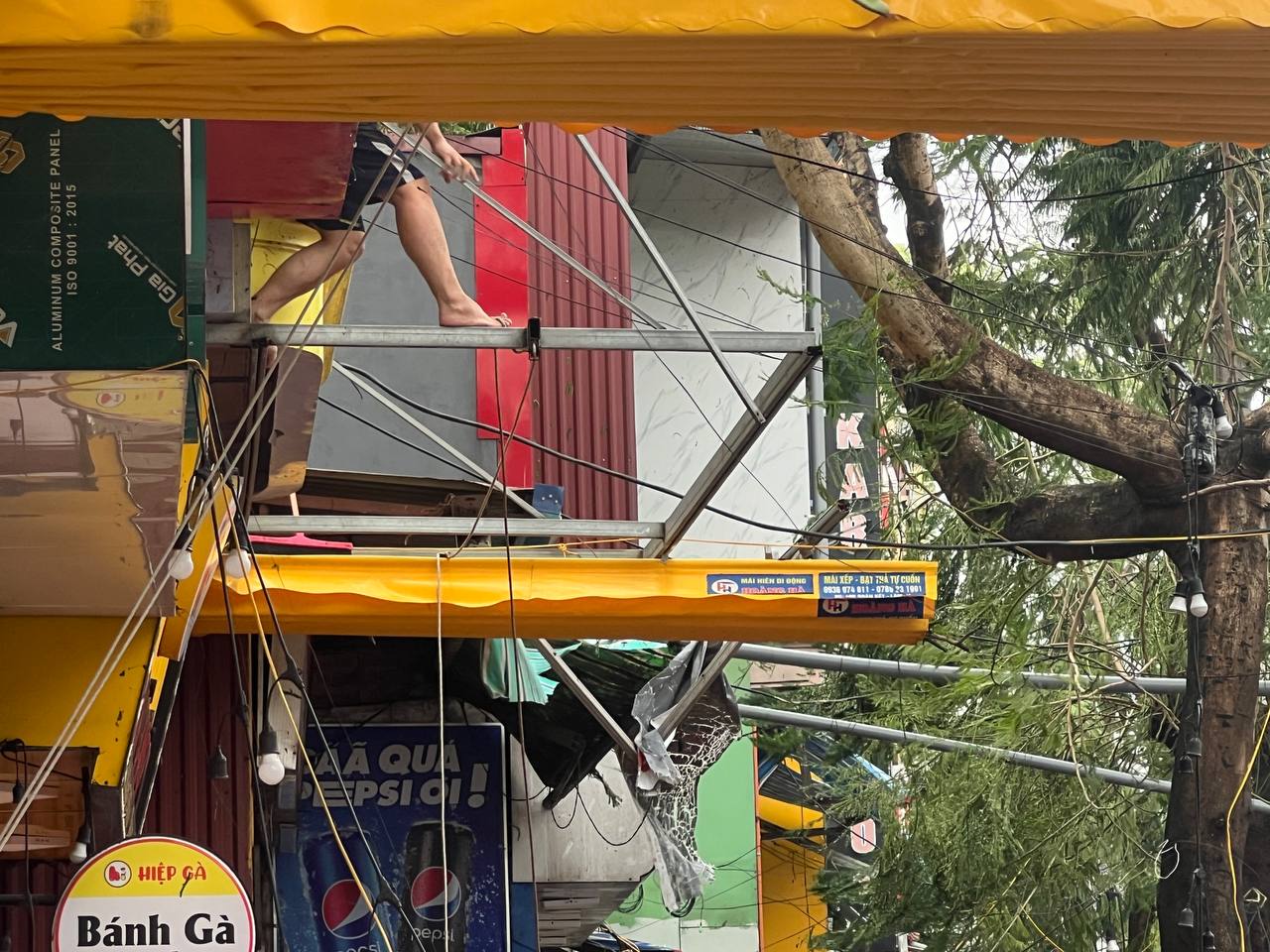 Người đàn ông bật khóc trong căn nhà bị bão YAGI càn quét trơ khung, hàng xóm xót xa: &quot;Anh ấy cứ đứng ở giữa này khóc thôi, vì không biết làm như nào cả&quot;- Ảnh 16.