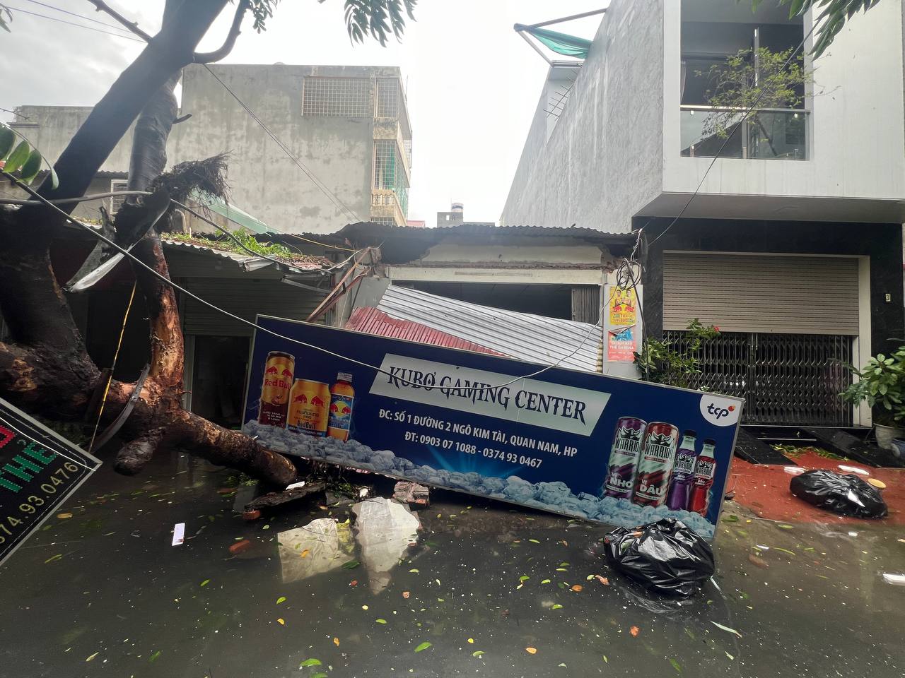 Người đàn ông bật khóc trong căn nhà bị bão YAGI càn quét trơ khung, hàng xóm xót xa: &quot;Anh ấy cứ đứng ở giữa này khóc thôi, vì không biết làm như nào cả&quot;- Ảnh 11.