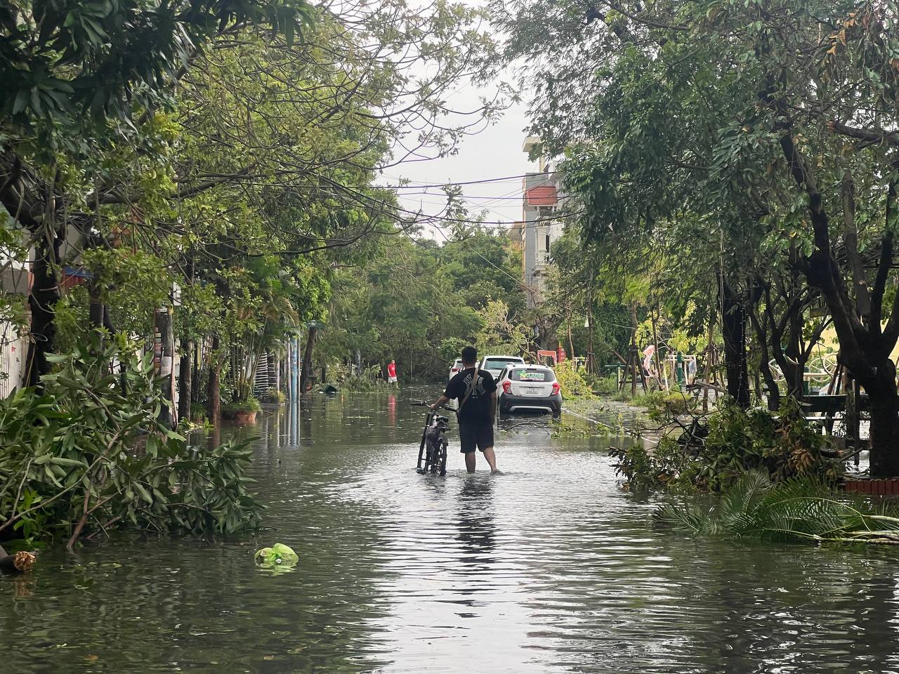 Người đàn ông bật khóc trong căn nhà bị bão YAGI càn quét trơ khung, hàng xóm xót xa: &quot;Anh ấy cứ đứng ở giữa này khóc thôi, vì không biết làm như nào cả&quot;- Ảnh 4.