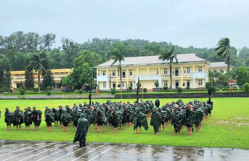 Thượng úy hy sinh khi chống bão: Gia đình hoàn cảnh khó khăn, vừa kết hôn cuối năm ngoái - Ảnh 1.