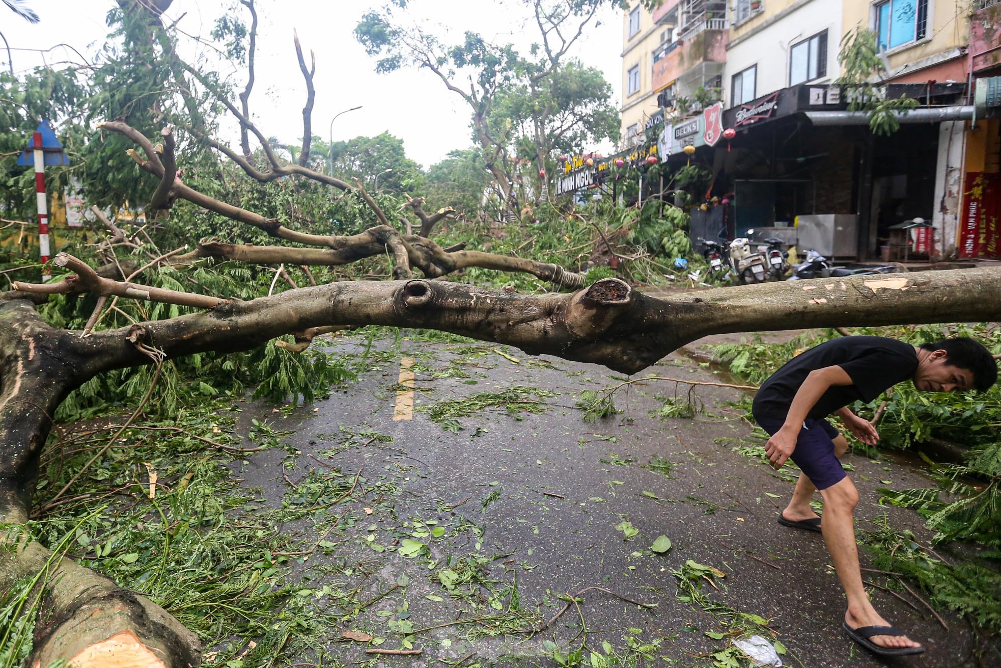 Khu đô thị đông dân nhất Thủ đô tan hoang sau bão Yagi, &quot;có nhà nhưng không có lối vào&quot; - Ảnh 22.