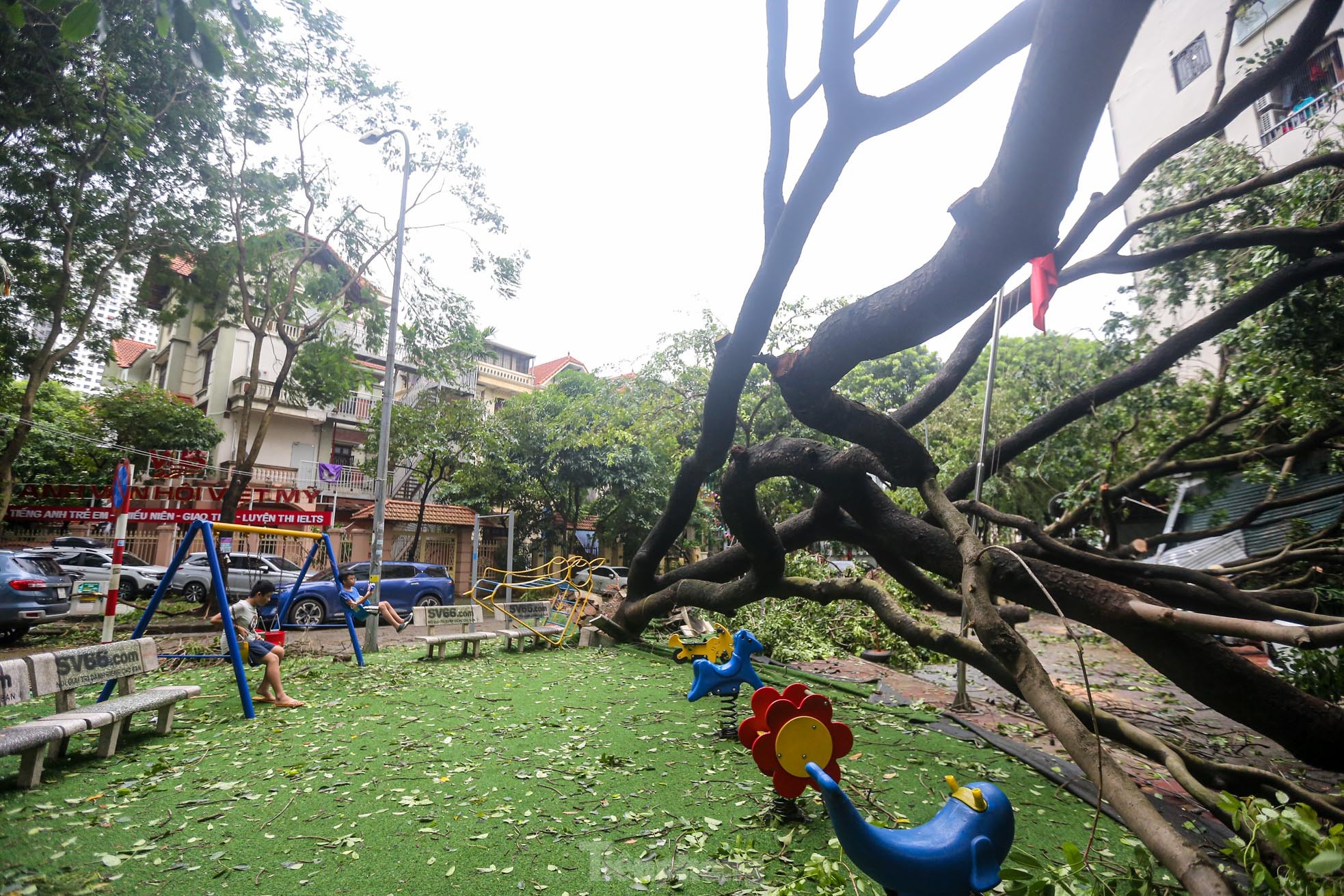 Khu đô thị đông dân nhất Thủ đô tan hoang sau bão Yagi, &quot;có nhà nhưng không có lối vào&quot; - Ảnh 24.