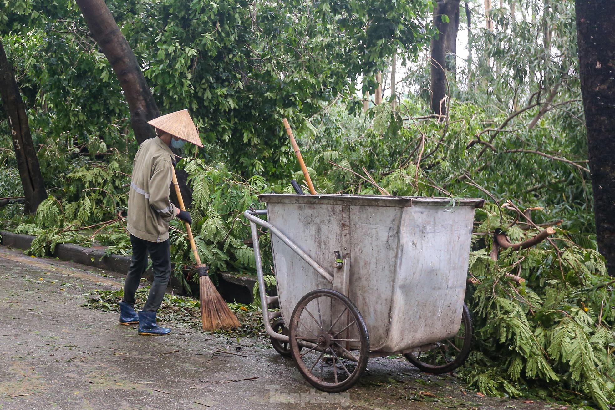 Khu đô thị đông dân nhất Thủ đô tan hoang sau bão Yagi, &quot;có nhà nhưng không có lối vào&quot; - Ảnh 29.