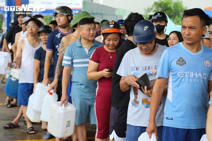 Hạ Long: Khách xếp hàng cả tiếng chờ mua xăng để chạy máy phát điện- Ảnh 4.