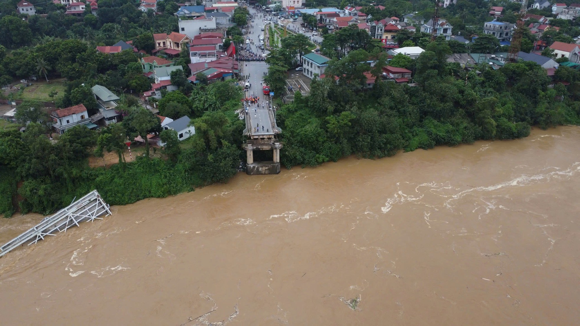 Vụ sập cầu Phong Châu: Nhìn cảnh nước xiết, người thân khóc nghẹn &quot;mong phép màu&quot;- Ảnh 12.