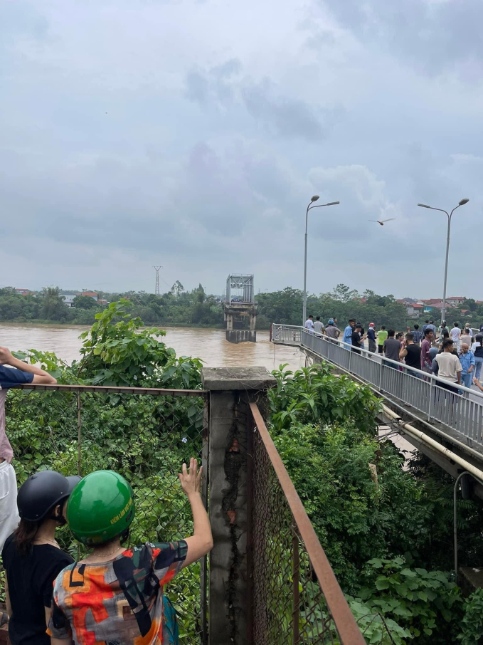 Hiện trường sập cầu Phong Châu: Nước sông cuồn cuộn gây khó khăn cho cứu hộ, nhiều người thoát chết trong gang tấc vẫn còn bủn rủn chân tay - Ảnh 7.